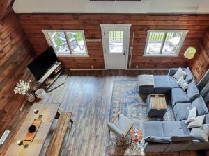 Ruang duduk di Large Cabin w Hot Tub, Pond, Deck, Fire Pit, WiFi