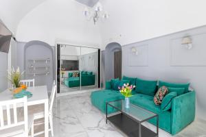 un soggiorno con un divano blu e un tavolo di APARTAMENT GIULIETTA - Julia Vieste a Vieste Altre 5 foto