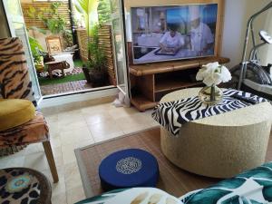 a living room with a flat screen tv and a couch at Indo en OGGOB com in Chiclana de la Frontera