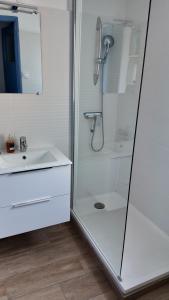 Et badeværelse på Le Gabian, duplex proche plage et centre + 51 billeder