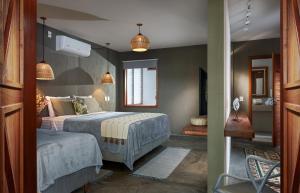 a bedroom with two beds in a room at Pousada Villa Tibá in Jericoacoara