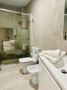 ห้องน้ำของ Spacious 3-bedroom family apartment in the historic center, Albaicín +10 ภาพ