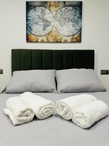 เตียงในห้องที่ Spacious 3-bedroom family apartment in the historic center, Albaicín