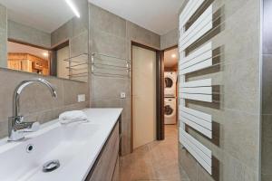 une salle de bain avec un lavabo et une machine à laver dans l'établissement Vakantiehuis Mosselbank 22, loopafstand van strand VP070, à Ouddorp 38 autres photos