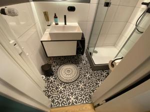 an overhead view of a bathroom with a sink and a shower at Modernes Apartment no5 in bester Stadtlage in Kassel +19 photos