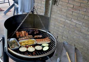- un grill avec un bouquet de nourriture dans l'établissement Vakantiehuis Mosselbank 22, loopafstand van strand VP070, à Ouddorp