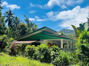ein Haus mitten im Wald in der Unterkunft Stylish Island Villa with Garden in Ko Phangan