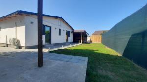 eine Stange in einem Hof neben einem Gebäude in der Unterkunft Casa Bon Relax , Rooms&Apartaments in Tuzla