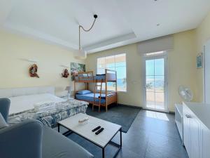 sala de estar con 1 cama y 1 litera en Halat sailing club Guest house, en Ad Dawwārah 46 fotos más