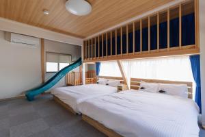 Ένα ή περισσότερα κρεβάτια σε δωμάτιο στο Kumamoto Kids Base 4min to Nishi-Kumamoto Station