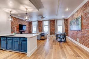 Televisyen dan/atau pusat hiburan di Chic Condo Near French Quarter Stay