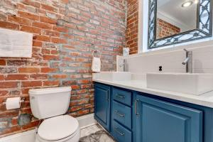 Bilik mandi di Chic Condo Near French Quarter Stay