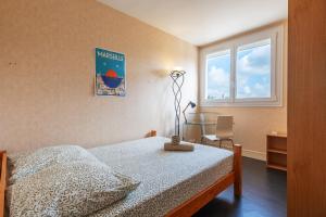 a bedroom with a bed and a window at La Belle Étape - Grand T5 à Cholet in Cholet
