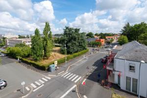 einem Luftblick auf eine Stadtstraße mit einem Gebäude in der Unterkunft La Belle Étape - Grand T5 à Cholet in Cholet + 4 Fotos