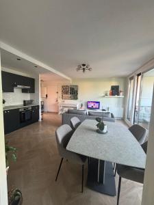 a living room with a table and a couch at Appartement calme à Anglet in Anglet