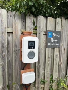 a paper towel dispenser on a wooden fence at Godewind ebenerdig in Westerland