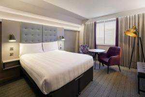 Giường trong phòng chung tại Premier Inn Dublin Airport