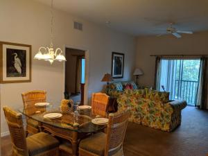 una sala de estar con una mesa y un sofá en Bahama Bay Resort - Grand Bahama Penthouse, en Kissimmee