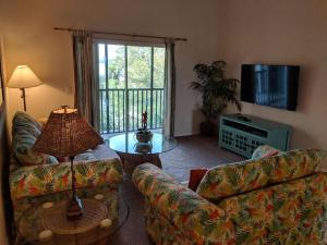 una sala de estar con un sofá y una mesa en Bahama Bay Resort - Grand Bahama Penthouse, en Kissimmee