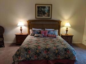 Un dormitorio con una cama grande con dos lámparas. en Bahama Bay Resort - Grand Bahama Penthouse, en Kissimmee 38 fotos más
