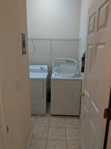 Un pequeño lavadero con lavadora y secadora. en Bahama Bay Resort - Grand Bahama Penthouse, en Kissimmee