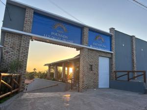 巴雷里尼亚斯Pousada Luz do El Shaday的一栋建筑,上面写着“pismo imperial realty”