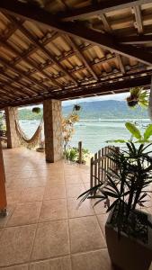 un patio avec vue sur l'océan dans l'établissement Casaaconchego, à Parati