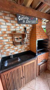 une cuisine extérieure avec un évier et un mur en briques dans l'établissement Casaaconchego, à Parati 40 autres photos