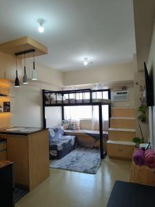 sala de estar con litera y cocina en The Comfort Pad Avida 2, en Cagayan de Oro