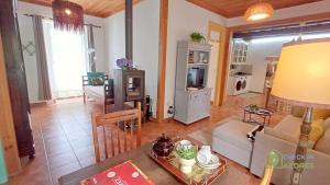Η κουζίνα ή μικρή κουζίνα στο Charmosa casa de campo vista mar e jardim privado +23 φωτογραφίες