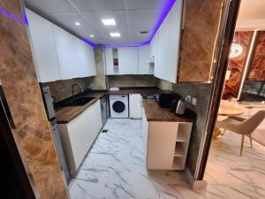 Køkken eller tekøkken på Marjan Island Beautiful Apartment Sea Side View Beach Luxury Rooms Ras Al Khaimah UAE + 247 billeder