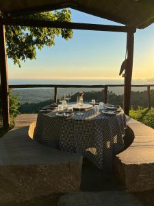 蒙蒂尼奥索A casa del nonno的一张享有海景的桌子
