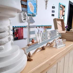 a desk with aessorifictionfictionfictionfictionfictionfictionfictionfictionfiction shelf at Hotel Alba Chiara Sant'Andrea Salento in SantʼAndrea