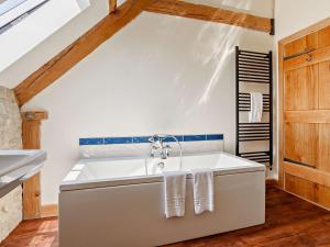 Ένα μπάνιο στο 4 Bed in Melbury Abbas 91456 +23 φωτογραφίες