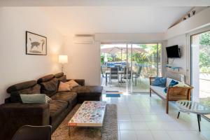 a living room with a couch and a table at Maison Au Calme à Capbreton in Capbreton