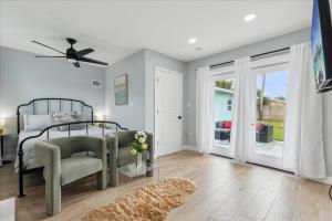 Un dormitorio con una cama y una puerta corrediza de vidrio. en 131 W Pasco Ln, en Cocoa Beach 38 fotos más