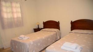 twee bedden in een kamer met handdoeken erop bij Apartamento Heliconia 1 in Valle Gran Rey