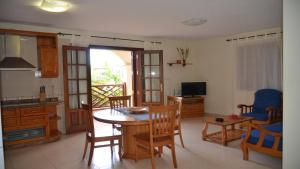 een keuken en woonkamer met een tafel en stoelen bij Apartamento Heliconia 1 in Valle Gran Rey