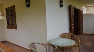 een tafel en stoelen naast een muur bij Apartamento Heliconia 1 in Valle Gran Rey +34 foto's