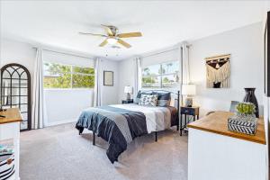 Un dormitorio con una cama y un ventilador de techo. en 4880 N Banana River Sandys Place, en Cocoa Beach 26 fotos más