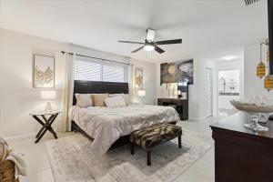 Un dormitorio con una cama y un ventilador de techo. en 307 Brightwaters Dr, en Cocoa Beach 64 fotos más