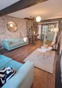 Χώρος καθιστικού στο Historic 1629 May Cottage with Hot Tub