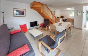 Χώρος καθιστικού στο 3 Bedroom Gorgeous Home In Jard-Sur-Mer