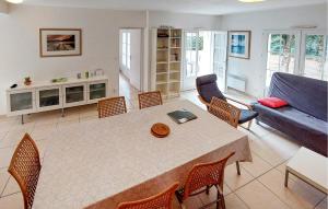 Χώρος καθιστικού στο 3 Bedroom Gorgeous Home In Jard-Sur-Mer