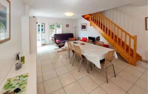 Χώρος καθιστικού στο 3 Bedroom Gorgeous Home In Jard-Sur-Mer