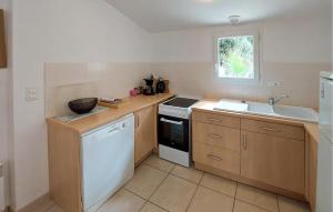 Η κουζίνα ή μικρή κουζίνα στο 3 Bedroom Gorgeous Home In Jard-Sur-Mer +10 φωτογραφίες