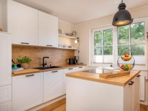 Η κουζίνα ή μικρή κουζίνα στο Villa Vilmblick Ferienwohnung Hafenglück