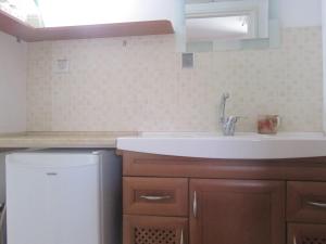a kitchen with a sink and a refrigerator at בסימטא הצפתית העתיקה in Safed