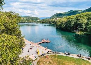 vistas a un río con gente en un puente en Apartmani D&D, en Jajce