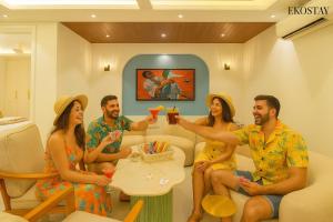 Oaspeți care stau la EKOSTAY - Ivory Goose Villa